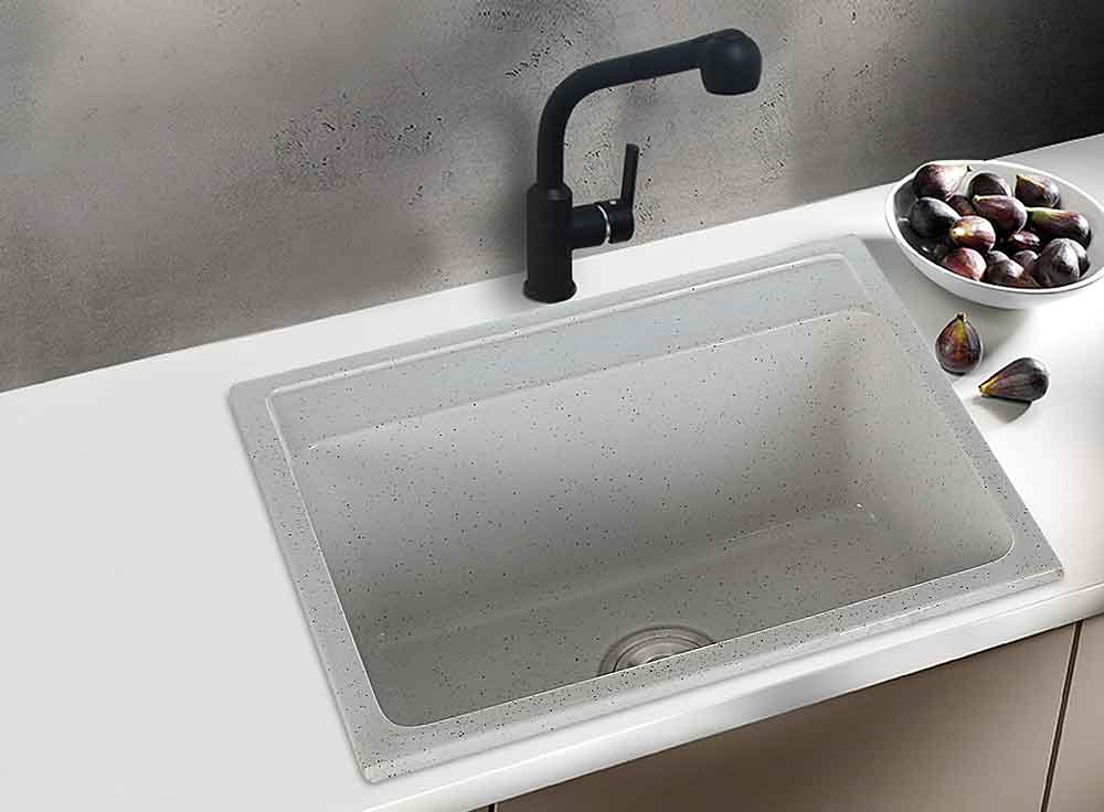 A single bowl kitchen sink