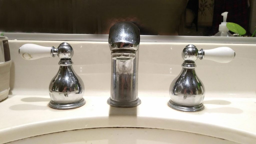 The Moen sink faucet handle without screws