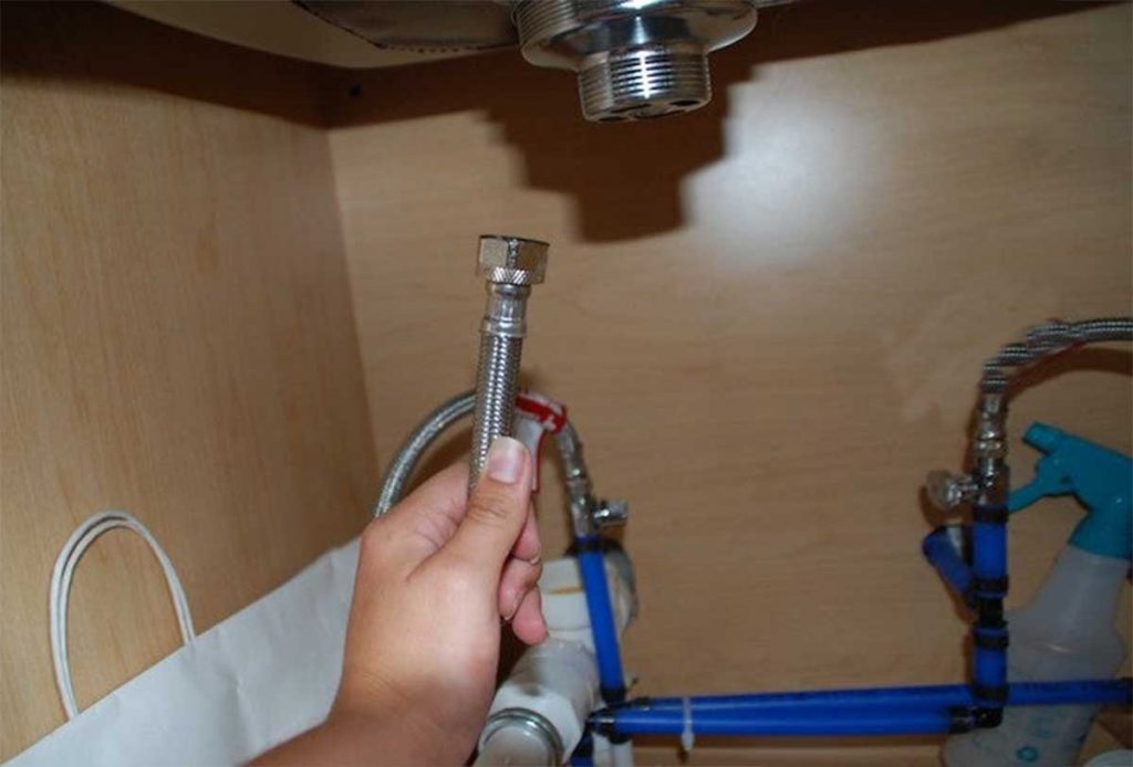 how to loosen faucet mounting nuts